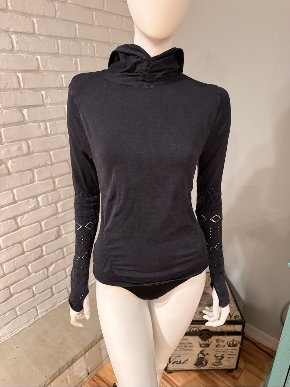 FP Movement Washed Black Hooded Long Sleeve Fitted Performance Thumbholes NWOT - Picture 10 of 16